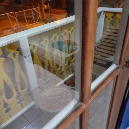 Charming Yellow Houses Loft-Style Apartment โบกัสทาวน์ ภายนอก รูปภาพ